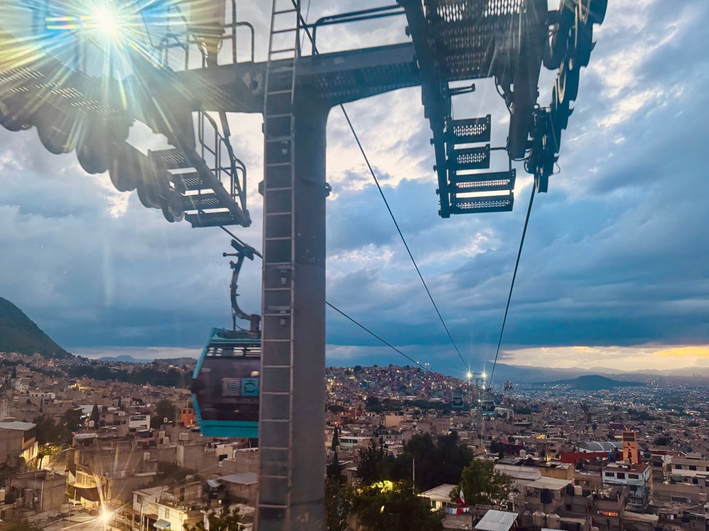 La titular del Poder Ejecutivo Local en la Ciudad de México, Clara Brugada,  anunció la construcción de una nueva línea de Cablebús en la alcaldía&nbsp;Xochimilco.